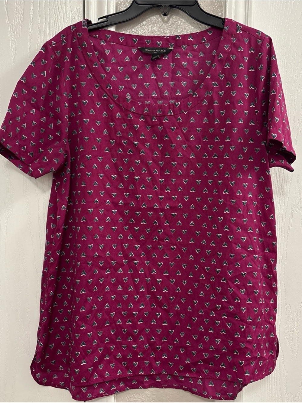Banana Republic Short Sleeve Scoop Neck Shirt - Magenta Heart Print